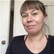 Profesora de artes dicta clases para todos los niveles